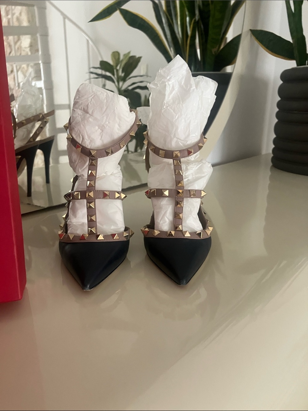 Valentino - Picture 2 of 6